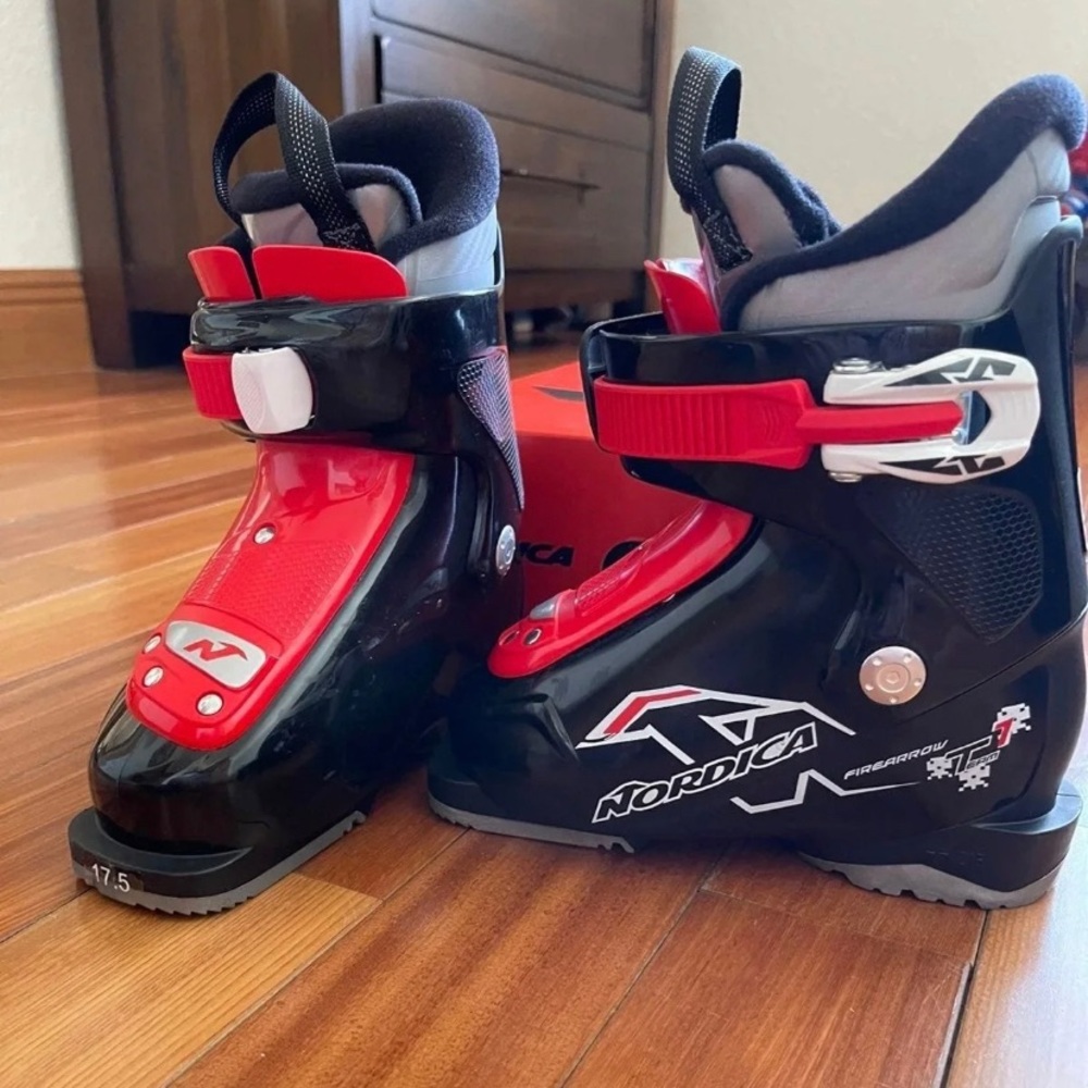 New Nordica “Team 1” Youth Ski Boots - size 17.5; 215mm